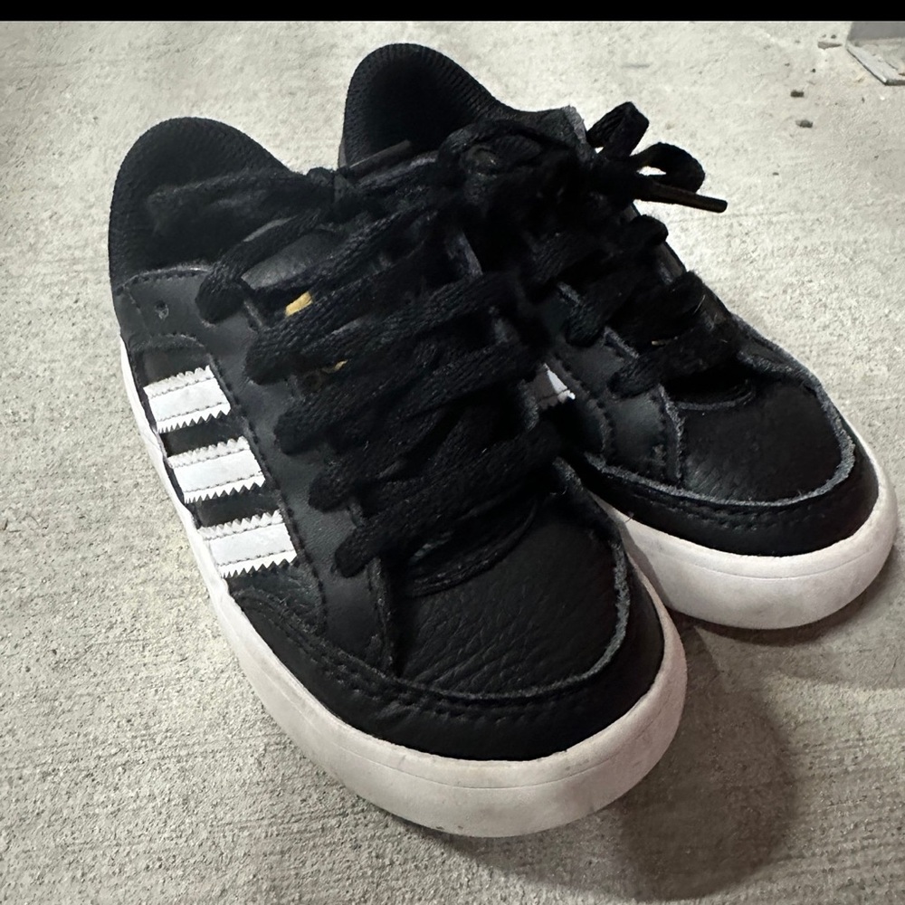 Toddler Adidas Court Leather Sneakers